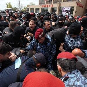 Десятки тысяч вышли на митинг в Ереване -