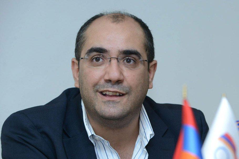 Армянский министр подал в отставку и пошел "в народ"
