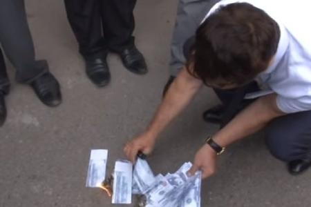 Azerbaijanis rally in support of Turkish lira, products