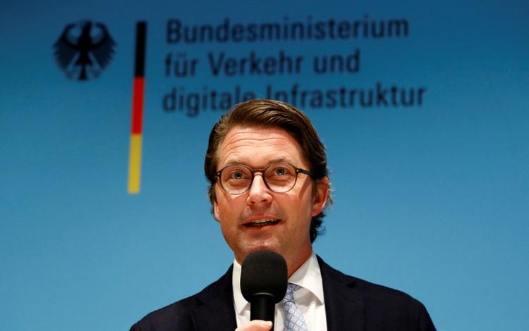 German transport minister wants to welcome Uber, others by 2021