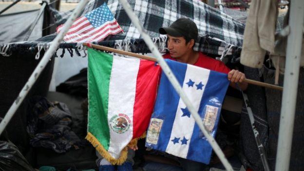 US migrant caravan: Trump's asylum ban halted
