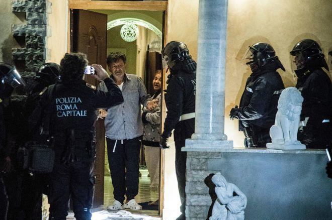 Rome police seize mafia villas