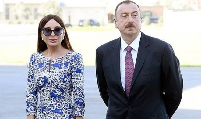 Алиевы отправили венок на могилу Ганиры Пашаевой
