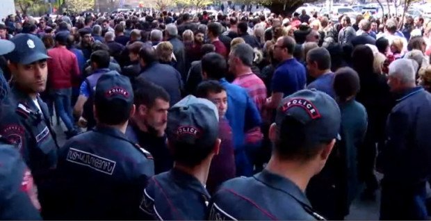 В Ереване начался массовый протест