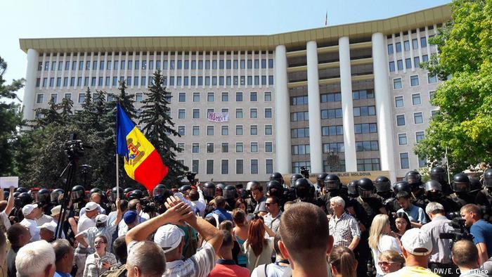 Moldovan farmers unblock road at border with Romania