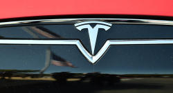 Tesla отзывает свыше 300 тыс. электрокаров