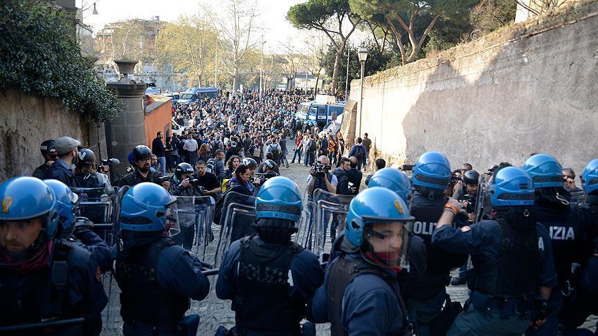 Romada etiraz aksiyası: polislə toqquşma...