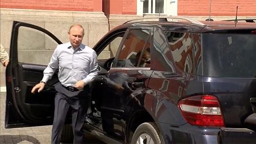 Putin sükan arxasında Krım körpüsündən keçdi - Video