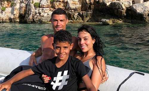 Ronaldo oğluna smartfonu qadağan edir