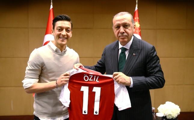 Məsud Özil AKP üzvü oldu