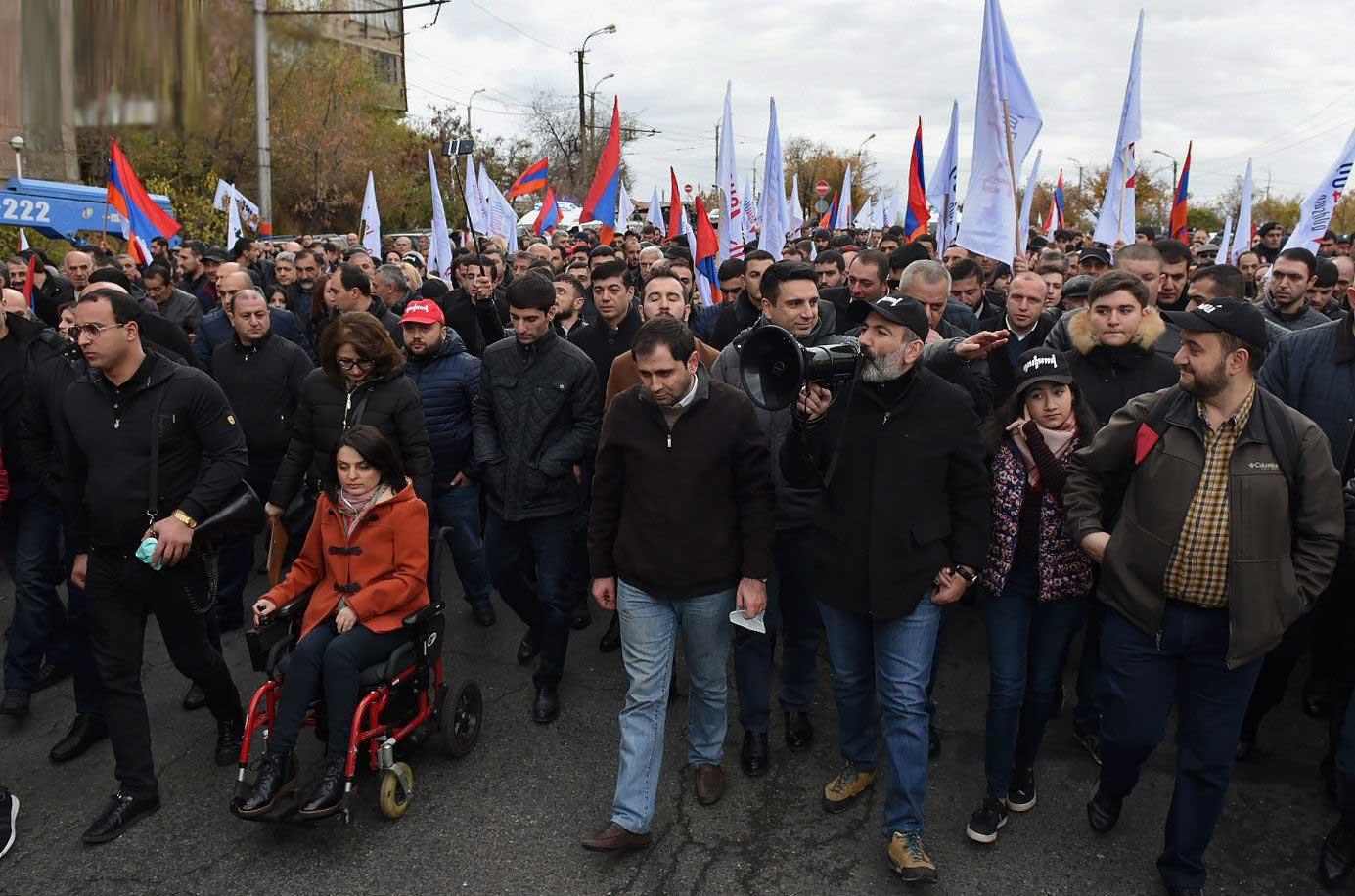 Ереван сегодня новости видео. Nikol Pashinyan 2008. Революция в Армении 2018.