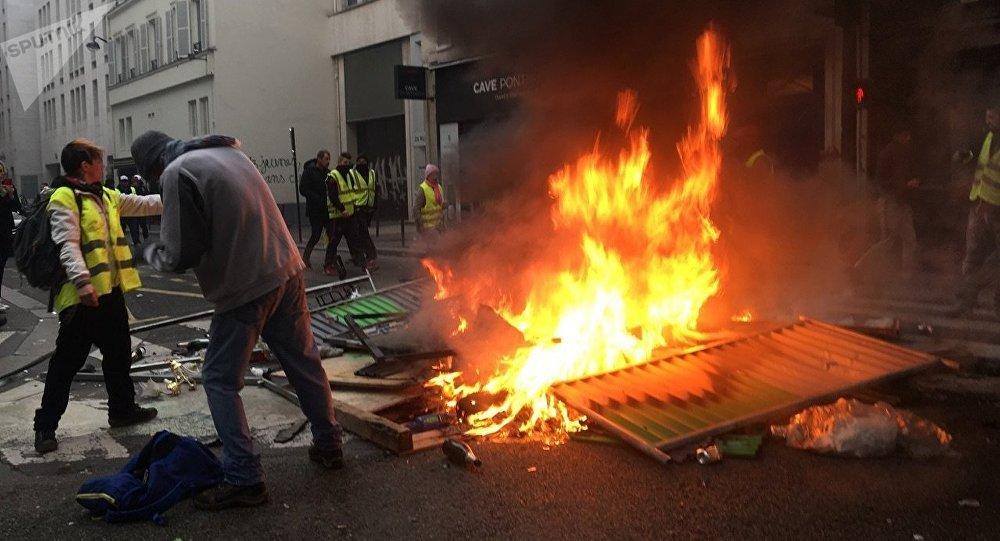 Fransada etirazçılar meriya binasını yandırdılar - Video