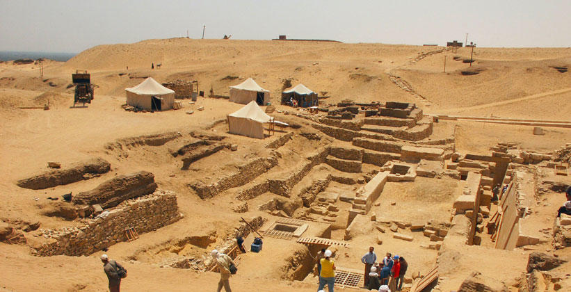 مصرده ۴۴۰۰ ایللیک مزار تاپیلدی