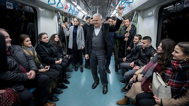 Sabiq baş nazir metroda - Foto
