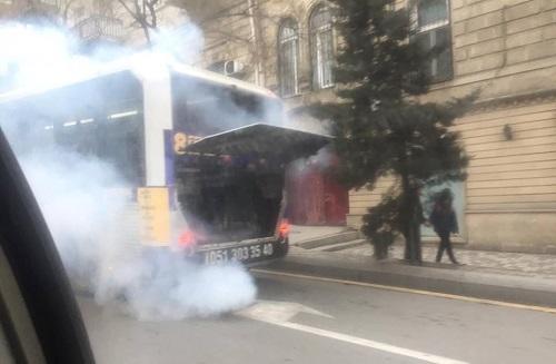 Bakıda sərnişin avtobusunda təhlükəli anlar - Foto