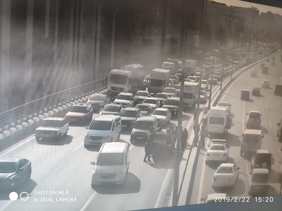Bakıda maşın aşdı, tıxac yarandı - Foto