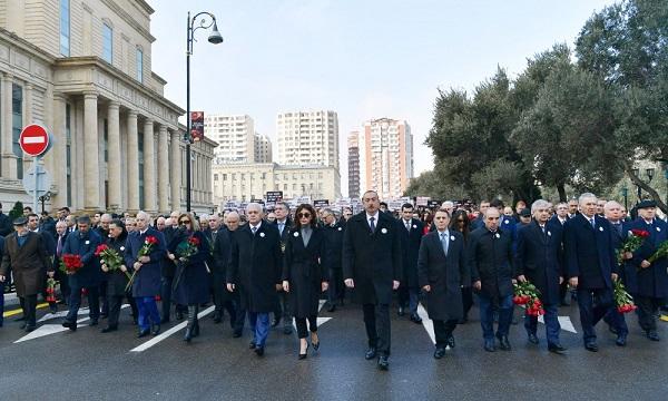 İlham Əliyev və xanımı yürüşə qoşuldu - Video