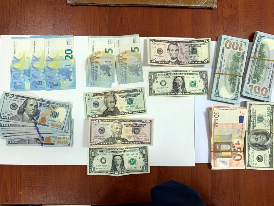 Külli miqdarda avro və dolları gömrükdən gizlin keçirmək istədi