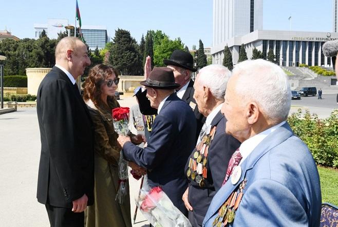 İlham Əliyev və xanımı veteranlarla görüşdü - Foto