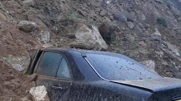 Bakıda yol uçdu, maşın altında qaldı - Foto