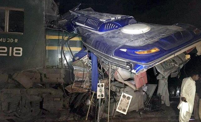 Pakistanda neft tankeri ilə avtobus toqquşdu: 20 ölü