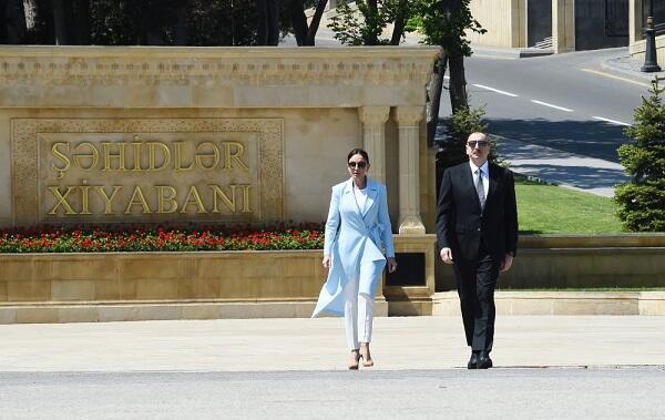 İlham Əliyev Həzi Aslanovun abidəsini ziyarət etdi İlham Əliyev Həzi Aslanovun abidəsini ziyarət etdi