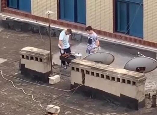 Bakıda binanın damında kabab bişirənlər ifşa olundu - Foto