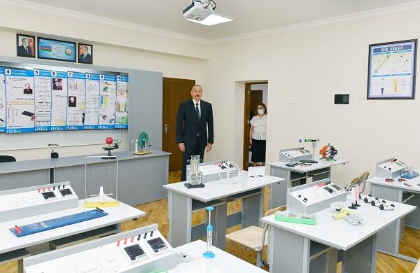 Prezident iki məktəbdə yaradılan şəraitlə tanış oldu