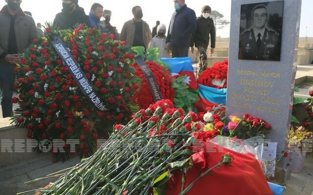 Defense Ministry officers visit Polad Hashimov's grave -