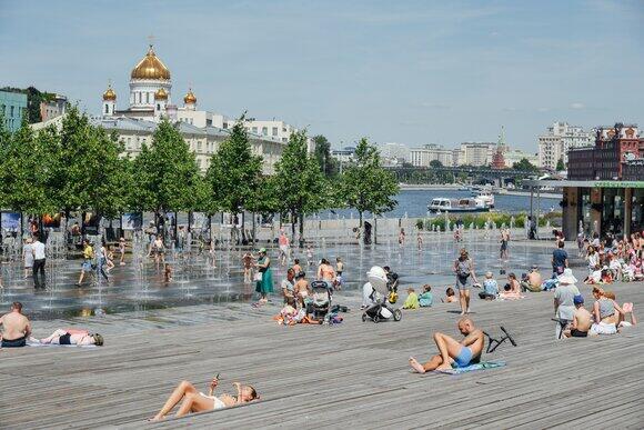 Moskvada metro və vağzallarda pulsuz su paylanır