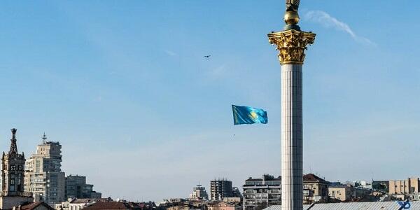 Kiyev səmasında Qazaxıstan bayrağı qaldırıldı - Foto