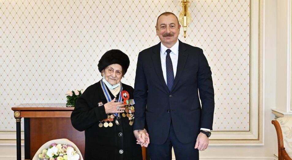 Президент вручил Фатме Саттаровой орден "Истиглал"