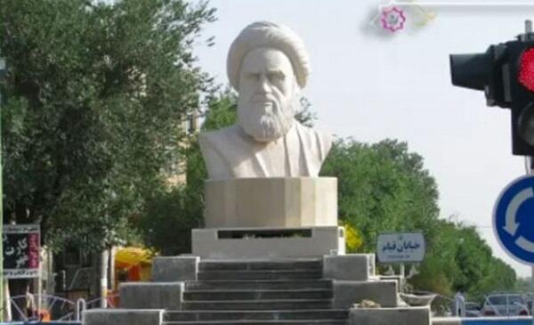 A statue of Khomeini was destroyed in Iran -