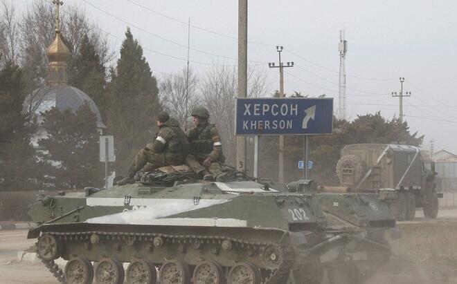 Russians fire on evacuees in Kherson
