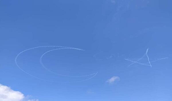 Turkish pilots drew moon and stars in the sky -