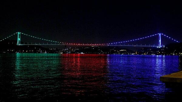 İstanbul körpüsü bayrağımızın rənglərinə büründü – Foto