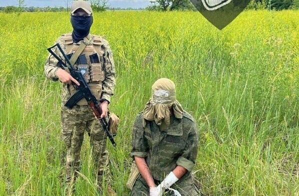 Ruslar ukraynalı əsgəri qeyri-adi yolla əsir aldılar - Foto