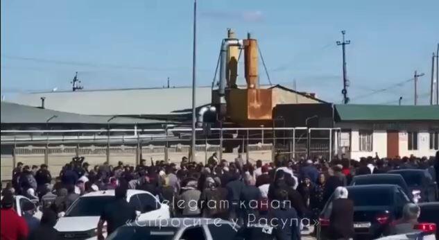 Dağıstanda etirazlar: Polis sakinlərə atəş açır - Video