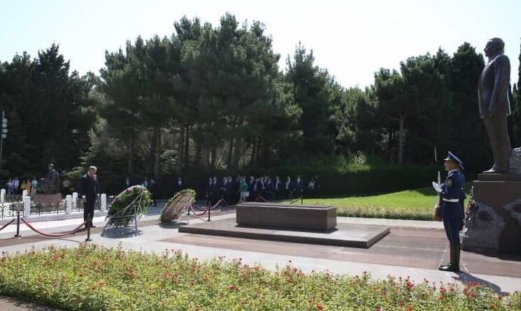 Володин посетил могилу Гейдара Алиева