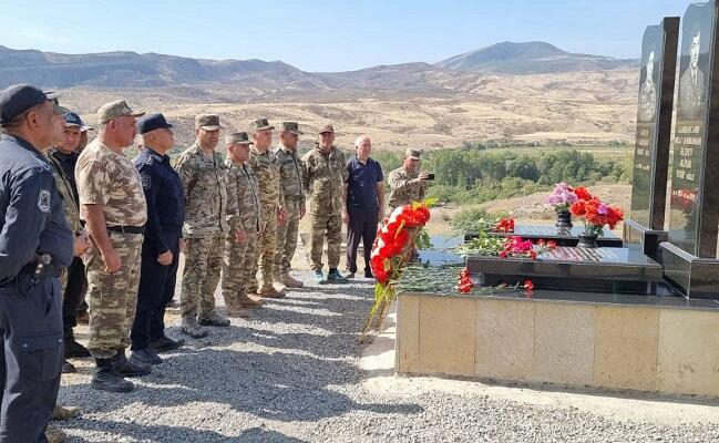 Mais Barkhudarov in front of the grave of Aliyar Aliyev -