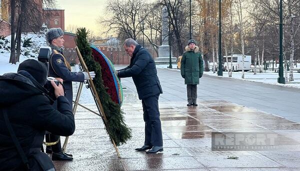 Bayramov laid a wreath in front of the grave of the soldier