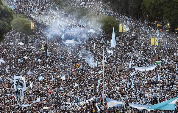 Argentinada qarşıdurma: 20-ə yaxın insan yaralandı