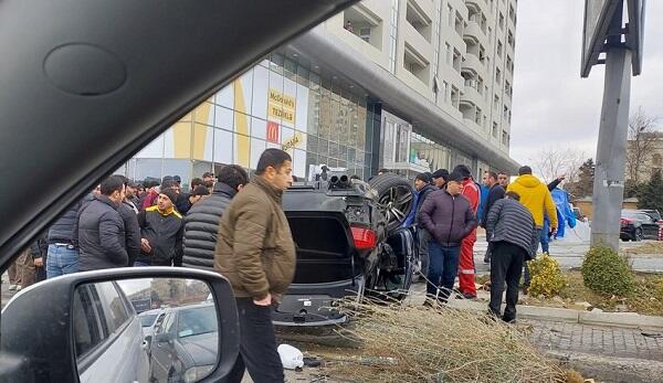 В Баку столкнулись две иномарки - Видео