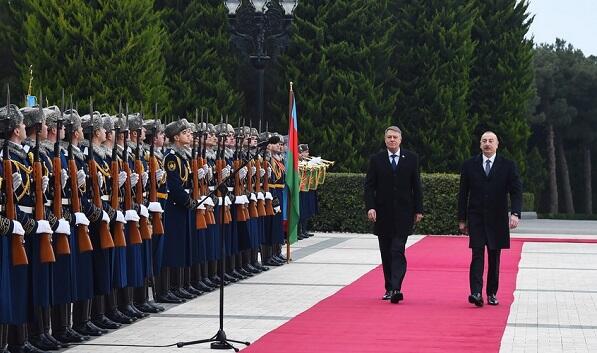 В Баку официально встретили президента Румынии