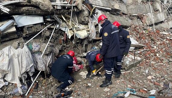 Сотрудники МЧС спасли из-под завалов троих человек