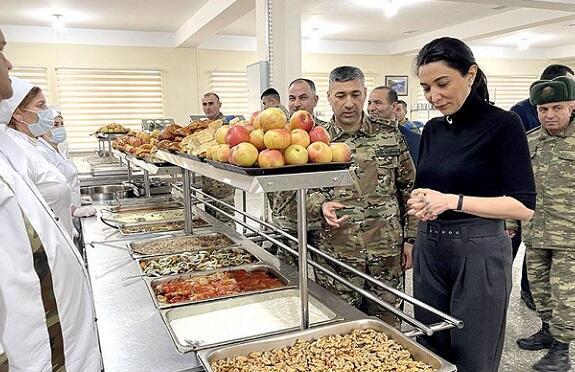 Сабина Алиева посетила воинскую часть - Фото