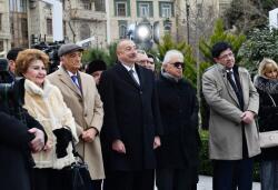 Президент на открытии памятника Тофику Кулиеву - Фото