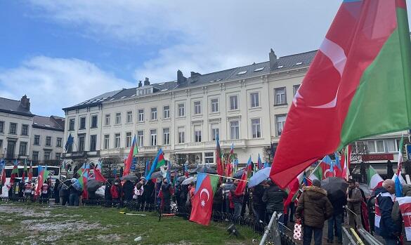 В Брюсселе митингуют выходцы из Южного Азербайджана