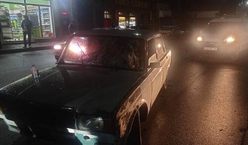 Gəncədə avtomobil iki piyadanı vurdu