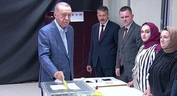 Erdogan cast his vote in the runoff presidential election